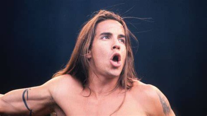 Anthony Kiedis' girlfriend struggles to stay awake as they watch match