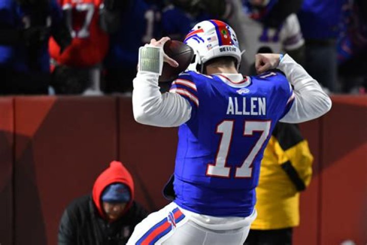 Buffalo Bills QB Josh Allen dating actress Hailee Steinfeld; more Buzz