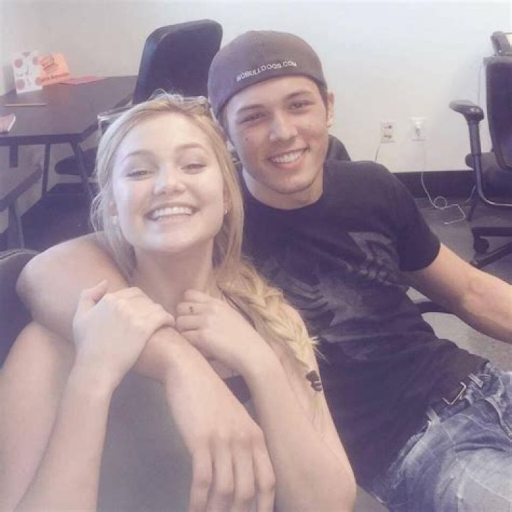 Olivia Holt And Leo Howard 2022